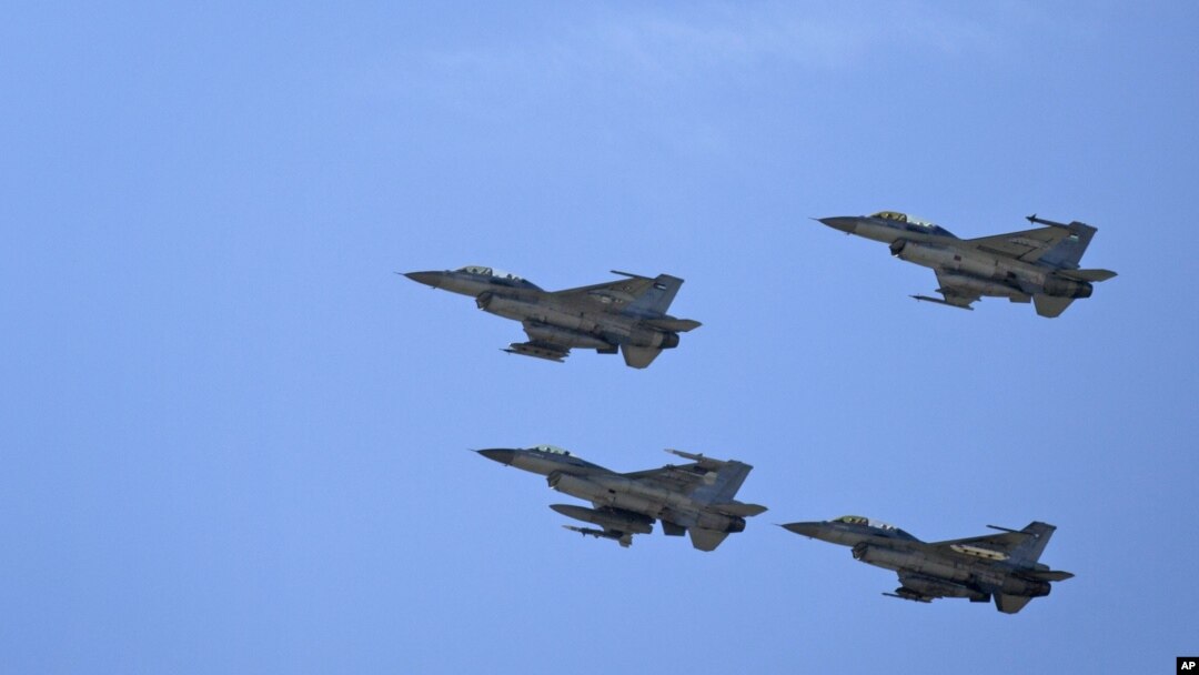 Aviones de guerra jordanos vuelan en formación durante el funeral del piloto Muath al-Kaseasbeh, cerca de Karak, Jordania.