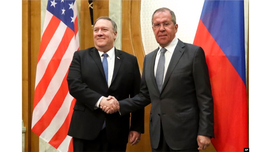 El secretario de Estado de EE.UU., Mike Pompeo (izquierda), y el ministro de RR.EE. de Rusia, Sergey Lavrov, posan para una foto antes de sus conversaciones en Sochi, un balneario en el Mar Muerto en el Sur de Rusia, el 14 de mayo de 2019.