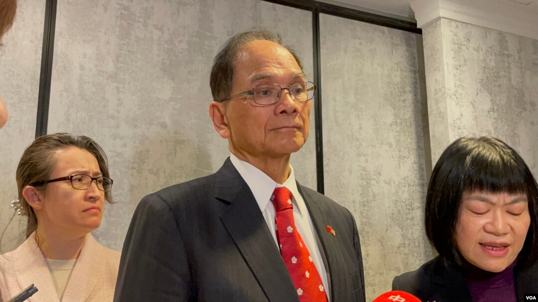 台灣立法院院長游錫堃(中)在華盛頓接受媒體採訪。(2023年2月1日,美國之音鍾辰芳拍攝)