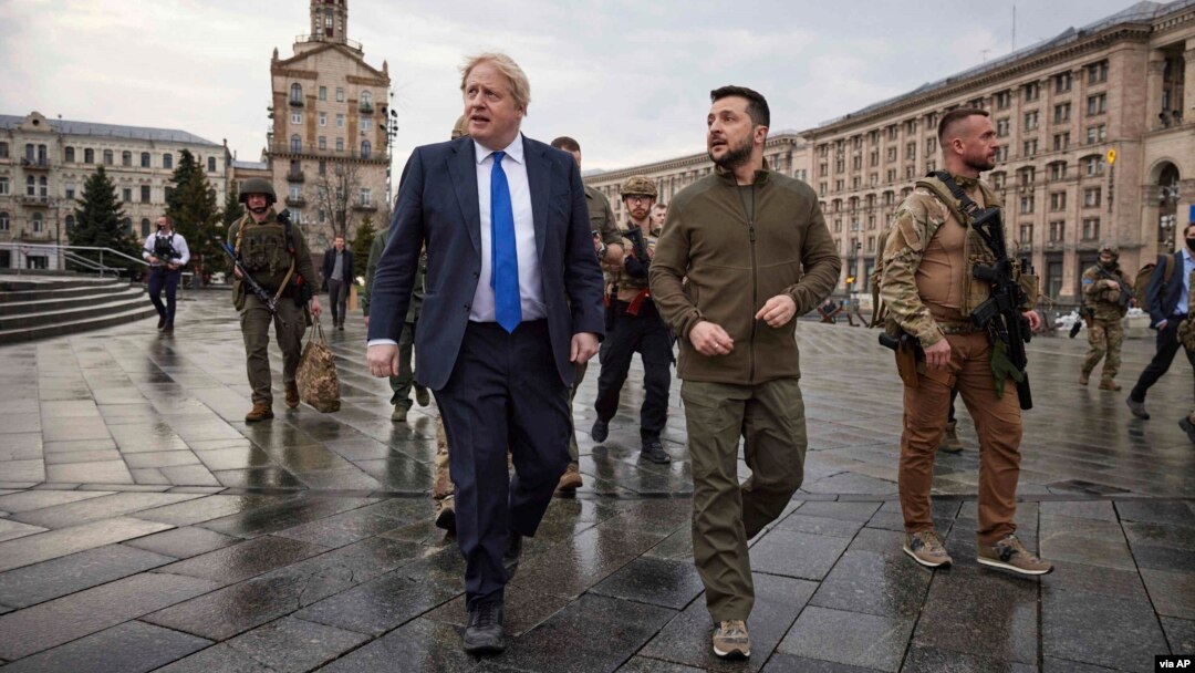 Arhiva - Britanski premijer Boris Džonson tokom šetnje centrom Kijeva u pratnji ukrajinskog predsednka Volodimira Zelenskog, 9. aprila 2022.