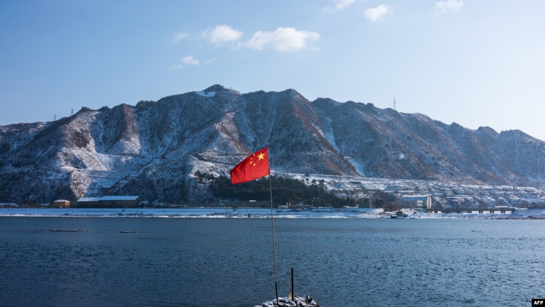 從中國邊境城市丹東一側看到的分隔中國和北韓的鴨綠江 （2018年1月10日）