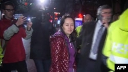 华为首席财务官孟晚舟2018年12月11日在温哥华一家法院获得保释后离开（法新社）