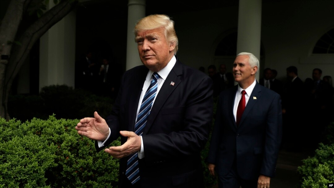 Rais Donald Trump na Makamu wa Rais Mike Pence wakisherekea ushindi wa muswada wa Afya 