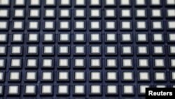 资料照片: 2021年10月15日马来西亚怡保芯片封装公司的半导体芯片
