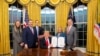 La exlegisladora Ileana Ros Lehtinen , extremo derecho, junto al expresidente Donald Trump durante la firma de una de las tantas legislaciones que impulsó en el Congreso.