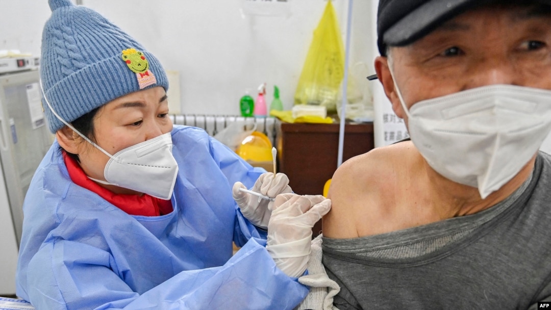 中國山東省青州的醫護人員在給一名男子接種新冠疫苗。（2022年12月29日）
