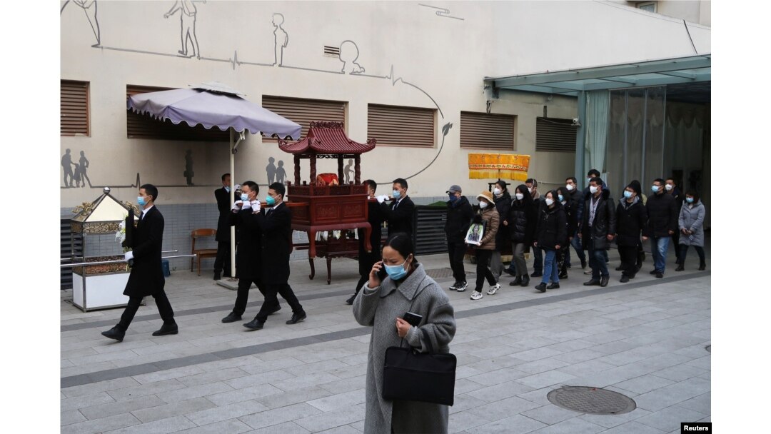 四川成都一個火葬場工作人員抬著一名逝者的骨灰盒走出火葬場。(2022年12月28日)