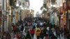 El Instituto Nacional de Estadística e Informática (INEI) de Perú reportó que más de 9 millones de personas estaban en situación de pobreza en 2022, un incremento de más de medio millón pobres que en 2021. Personas caminan en Ayacucho, Perú, el domingo 18 de diciembre de 2022. 