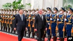 资料照：2022年11月25日，中国领导人习近平在北京人大会堂欢迎到访的古巴共产党中央第一书记、古巴国家主席迪亚斯-卡内尔（Miguel Diaz-Canel Bermudez ）。