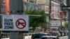 Un letrero que reza "zona libre de armas" es visto cerca de Times Square, el 31 de agosto de 2022, en Nueva York.