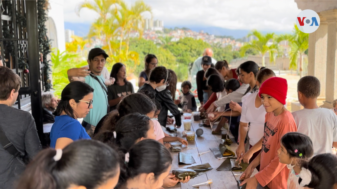 Niños aprenden a hacer hallacas, el plato típico de navidad en Venezuela. [Foto: Nicole Kolster]