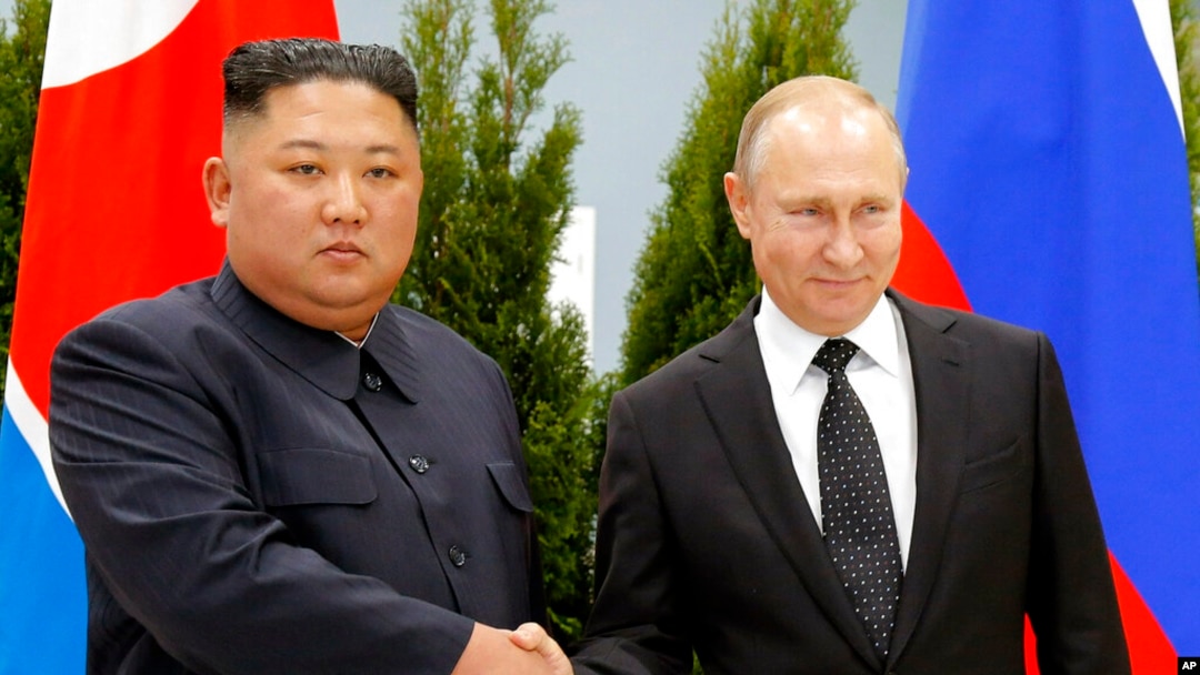 ARHIVA - Sjevernokorejski lider Kim Džong Un i ruski predsjednik Vladimir Putin rukuju se tokom sastanka u Vladivostoku, 25. april 2019 (Foto: AP Photo/Alexander Zemlianichenko)
