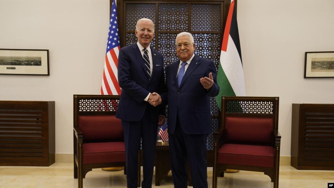 El presidente palestino Mahmoud Abbas y el presidente estadounidense Joe Biden se dan la mano en la ciudad cisjordana de Belén, el viernes 15 de julio de 2022. (Foto AP/Evan Vucci)