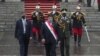 El presidente de Perú, Pedro Castillo, camina fuera del palacio presidencial el día de la Independencia del país, en Lima, Perú, el 28 de julio de 2022. REUTERS/Sebastian Castaneda