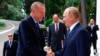 ARHIVA - Predsednik Rusije Vladimir Putin rukuje se sa turskim kolegom Redžepom Tajipom Erdoganom u odmaralištu na Crnom moru u Sočiju, Rusija, 5. avgusta 2022.