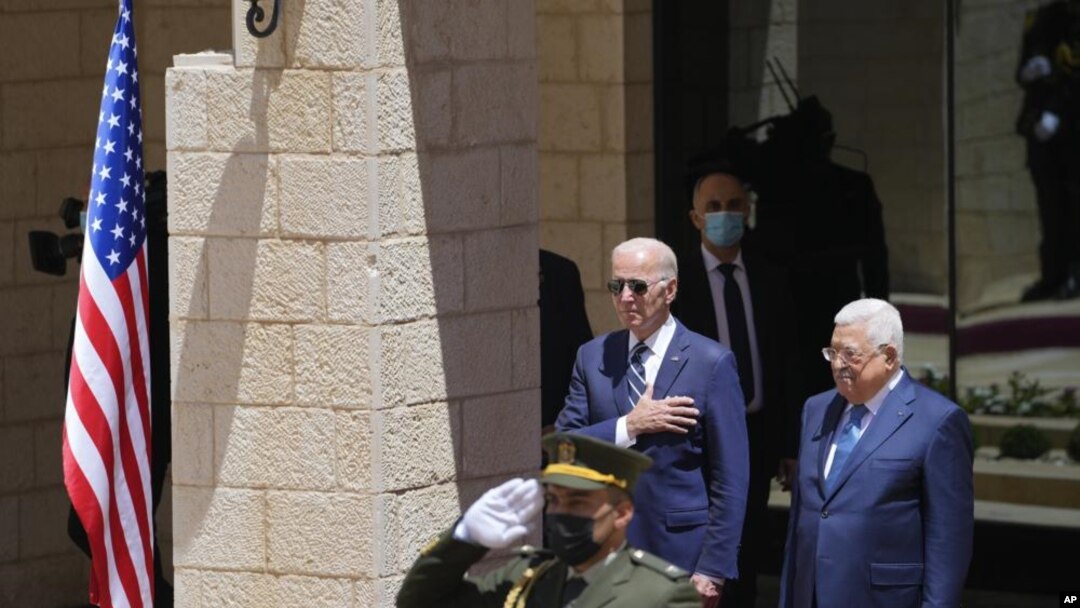 El presidente estadounidense Joe Biden y el presidente palestino Mahmoud Abbas escuchan el himno nacional durante una ceremonia de bienvenida en la ciudad cisjordana de Belén, el viernes 15 de julio de 2022. (AP Photo/Majdi Mohammed