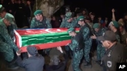 在衝突中被打死的一位阿塞拜疆軍人的葬禮上，士兵們抬著他的棺木（2022年9月13號）。