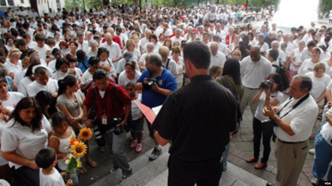 Miles de personas protestan frente a la corte en donde un juez aprobó la ley migratoria más severa de EE.UU.