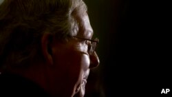 El líder de la mayoría del Senado, Mitch MaConnell, reconoció que la ley de financiamiento de DHS está "atascada".