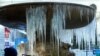 ARCHIVO - Una persona toma una fotografía de la fuente conmemorativa Josephine Shaw Lowell congelada en Bryant Park, el 8 de enero de 2025, en la ciudad de Nueva York, mientras el clima frío golpea el área de los tres estados. (AFP)