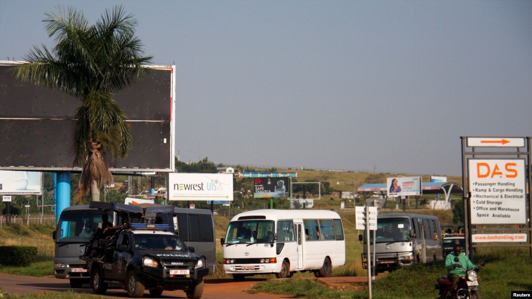 Raia wa Afghanistan walioondolewa Kabuli wamewasili Uwanja wa Ndege wa Kimataifa wa Entebbe Uganda, August 25, 2021. REUTERS/Abubaker Lubowa