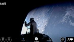 Джаред Айзекман в открытом космосе. 12 сентября 2024 г.