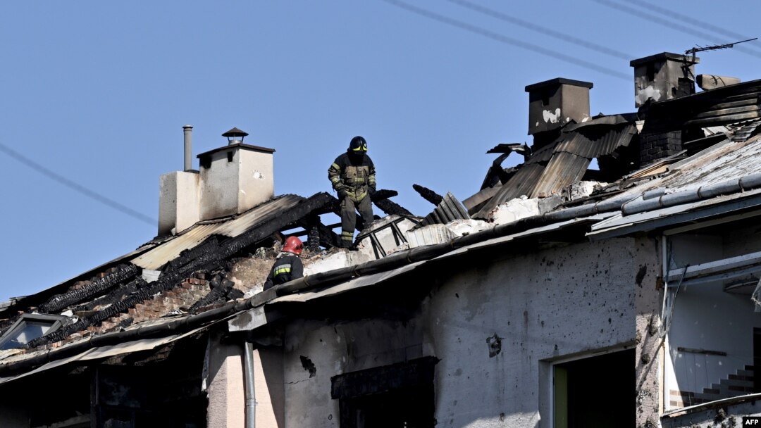Spasilac na krovu stambene zgrade oštećene u napadu na Lavov, u zapadnoj Ukrajini, 15. avgusta 2023. 