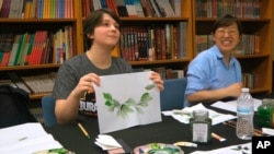 Una estudiante muestra un dibujo tradicional chino en el Instituto Confucio de la Universidad George Mason en Fairfax, Virginia en 2018. Los legisladores han estado pidiendo más regulaciones o el cierre de muchos de estos institutos en Estados Unidos.