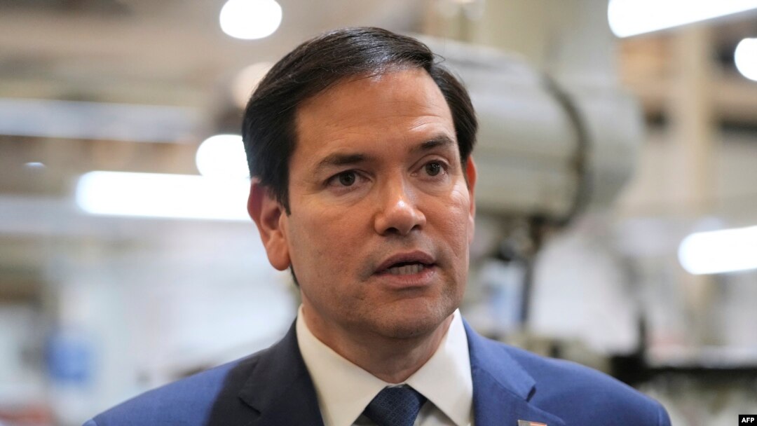 El secretario de Estado de Estados Unidos, Marco Rubio, habla con los medios durante una visita a los talleres de la firma de mantenimiento de aeronaves Aeroman en San Luis Talpa, El Salvador, el 3 de febrero de 2025. 
