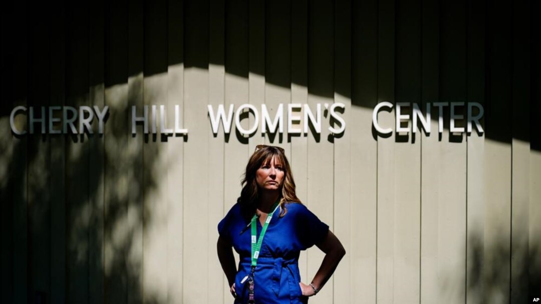 Amanda Kifferly, vicepresidenta para el acceso al aborto de los Centros de Mujeres posa para una foto en Cherry Hill, Nueva Jersey, 15 de junio de 2022. (AP Foto/Matt Rourke)