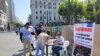 Ciudadanos recolectan firmas, el 19 de junio, en la plaza San Martín para presentar una demanda de inconstitucionalidad contra la ley aprobada en el Congreso sobre la reforma universitaria en Perú. [Foto: Rodrigo Chillitupa, VOA].