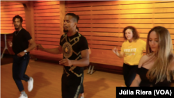 El bailarín cubano Orliandis Miñoso, en el centro, durante una de sus clases en Barcelona.