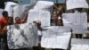 ARCHIVO - Familiares de detenidos por razones políticas protestan en las cercanías de la cárcel de Tocuyito, en Venezuela, el 26 de agosto de 2024.