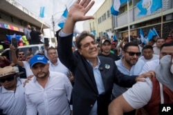 ARCHIVO - Carlos Pineda, candidato presidencial de Ciudadano Prosperidad, llega a la Corte Constitucional, buscando revertir una decisión judicial que lo excluyó del proceso electoral, en Ciudad de Guatemala, el 20 de mayo de 2023. El tribunal supremo de Guatemala negó la apelación de Pineda, un populista conservador que había liderado las encuestas. Un rival acudió a los tribunales cuestionando la forma en que el partido de Pineda lo nominó. (Foto AP/Moisés Castillo, Archivo)