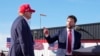 ARCHIVO - El senador J.D. Vance, republicano por Ohio, señala al candidato presidencial republicano, el expresidente Donald Trump, en un mitin de campaña, el 16 de marzo de 2024, en Vandalia, Ohio. 