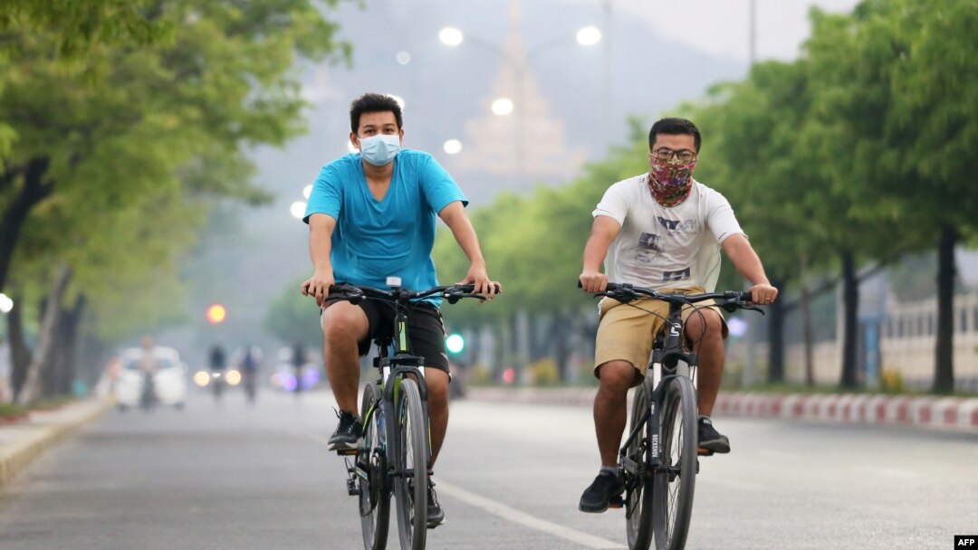 မန္တလေးမြို့မှာ နှာခေါင်းစည်းများတပ်ထားပြီး စက်ဘီးစီးနေကြတဲ့ အမျိုးသားနှစ်ဦး (ဧပြီ ၀၇၊ ၂၀၂၀)