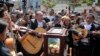 Mariachis cantan alrededor de una urna que contiene los restos de la leyenda musical mexicana Paquita la del Barrio, en un homenaje en la Plaza Garibaldi, en la Ciudad de México, el viernes 21 de febrero de 2025.