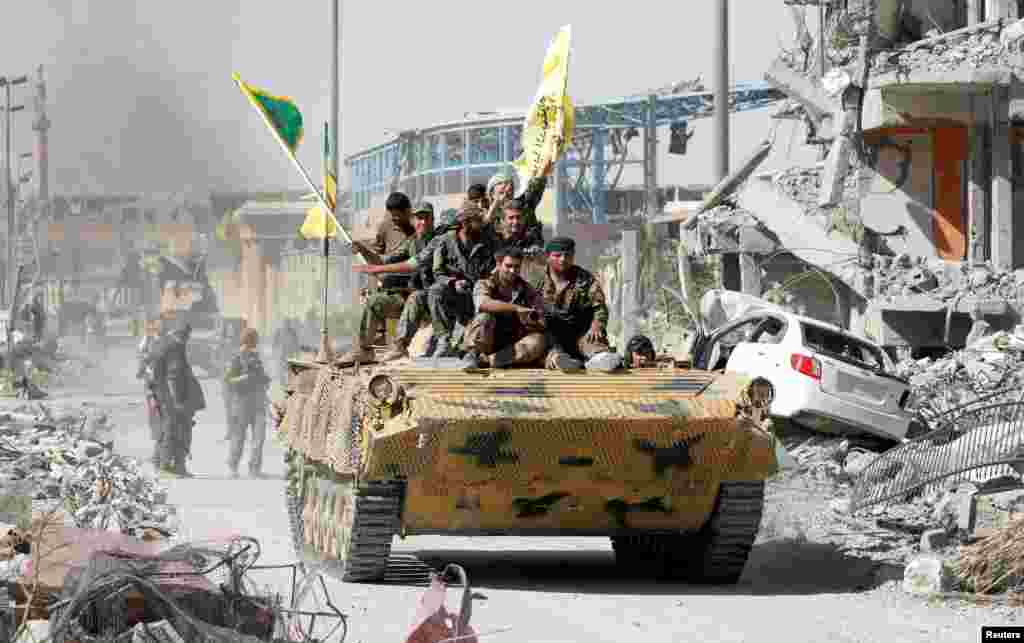Dakarun Rudunar Adawar Kasar Syria wanda ake kira SDF suna murnar nasarar da suka samu akan mayakan kungiyar ISIS 