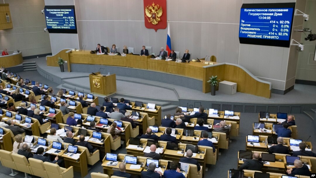 Russian lawmakers vote at the State Duma, the Lower House of the Russian Parliament in Moscow, Nov. 15, 2017. 