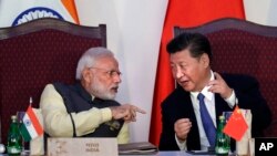 2016年10月16日，印度总理莫迪和中国国家主席习近平在金砖国家峰会上交谈。