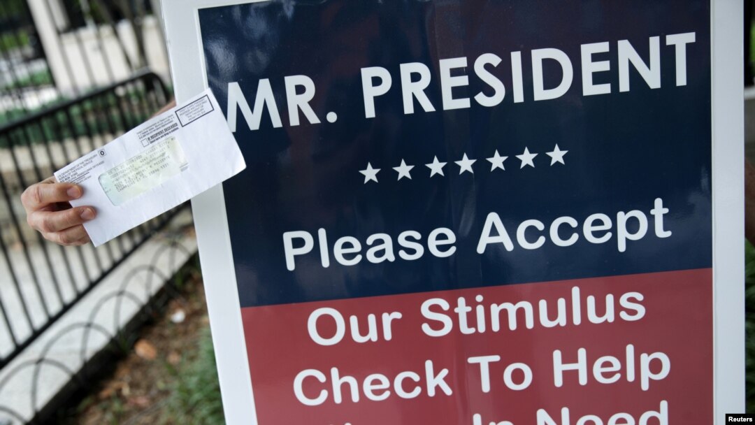 ARCHIVO - Un trabajador de Florida se apostó el 29 de mayo de 2020 frente a la Casa Blanca para devolver su cheque de estímulo económico y que fuera reenviado a otros necesitados.