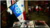 Manifestantes sostienen banderas panameñas mientras participan en una protesta contra la visita del secretario de Estado de EEUU, Marco Rubio, en la Ciudad de Panamá.