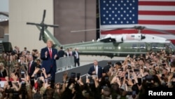 Prezident Donald Tramp AQSh qo'shinlari joylashgan Osan havo bazasida. Janubiy Koreya, 30-iyun, 2019. 