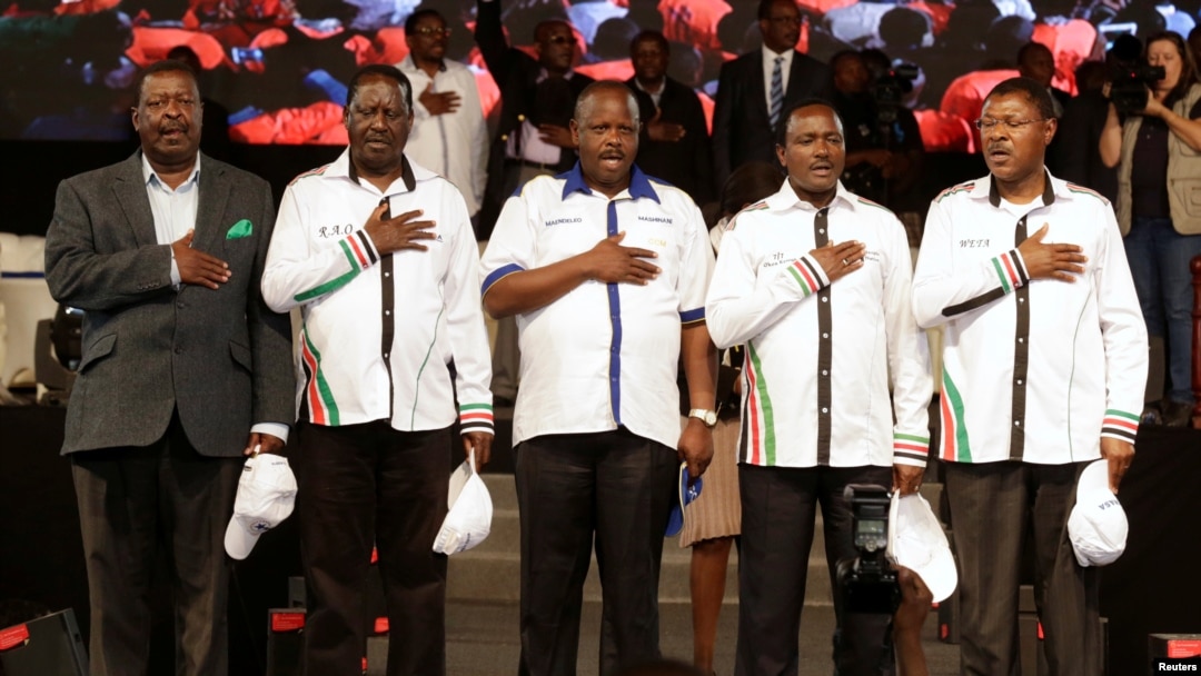 Moses Wetangula (kulia) akiwa na Kalonzo Musyoka, Isaac Ruto, Raila Odinga na Musalia Mudavadi (kushoto) wakati walipokuwa pamoja katika muungano wa NASA. April 20, 2017. Wetangula amechaguliwa kuwa spika wa bunge la taifa. Musyoka akajiondoa kinyang'anyiro cha spika wa senate