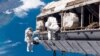 穿着太空服的欧洲宇航局宇航员在国际空间站工作。