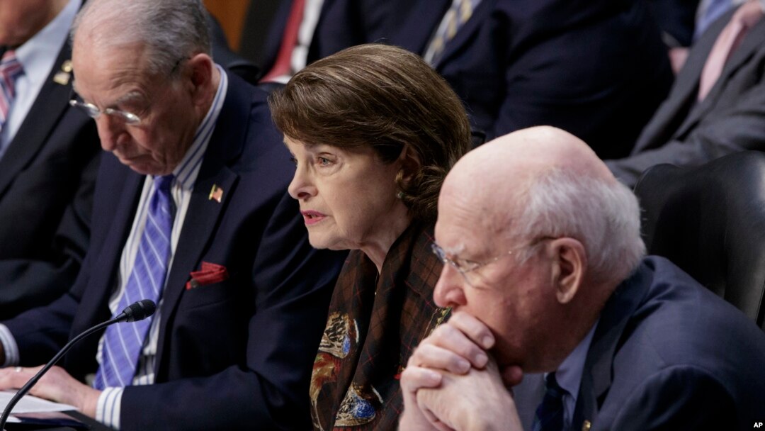  （左起）共和黨籍參議員格拉斯利、民主黨籍參議員范斯坦和共和黨籍參議員萊希（2017年資料圖片） 