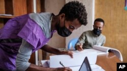  ፋይል: ምዝገባ መረጽቲ ኣብ ዝካየደሉ ዝነበረ ዝተወስደ
