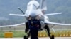 资料照：2021年9月28日，在广东珠海举行的第13届中国国际航空航天博览会上，一架中国歼-10战斗机在跑道上进行飞行演示后受到一名军方地勤人士的引导。（法新社）