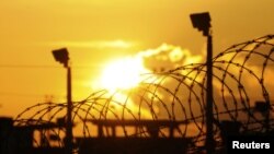Las presiones de carácter político impidieron que el presidente Obama clausurará definitivamente ese penal. 