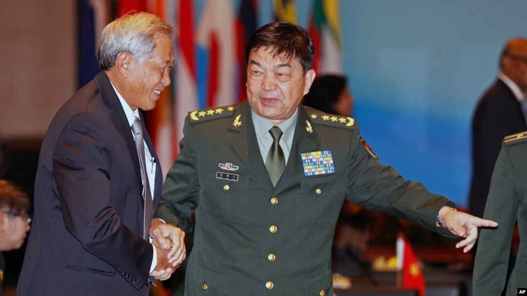 中國國防部長常萬全(右)和新加坡防長黃永宏握手（2015年11月4日資料照）